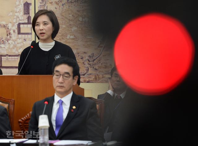 25일 국회에서 열린 교문위 전체회의에서 유은혜 더불어민주당의원이 중고등학교 역사교과서의 구정화 추진 및 폐기 촉구결의안에 대한 제안설명을 하고 있다.오대근기자 inliner@hankookilbo.com