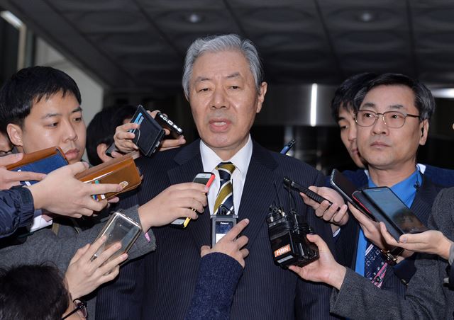 비선실세 최순실씨의 변호인인 이경재 변호사가 25일 한국일보와의 인터뷰에서 “최씨 재판은 박근혜 대통령에 대한 ‘사전 재판’이나 마찬가지”라고 밝혔다. 사진은 지난 3일 서울 서초동 서울중앙지법에서 열린 최씨의 구속 전 피의자심문을 마친 뒤 취재진 질문에 답하고 있는 모습. 한국일보 자료사진