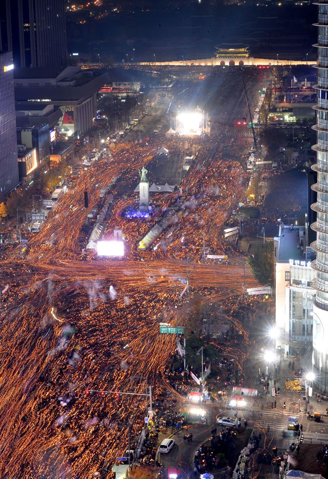 19일 오후 서울 광화문광장 일대에서 열린 제4차 촛불집회에 참석한 시민들이 촛불을 들고 '최순실 게이트' 진상규명과 박근혜 대통령 퇴진을 촉구하며 시위를 벌이고 있다. 사진공동취재단