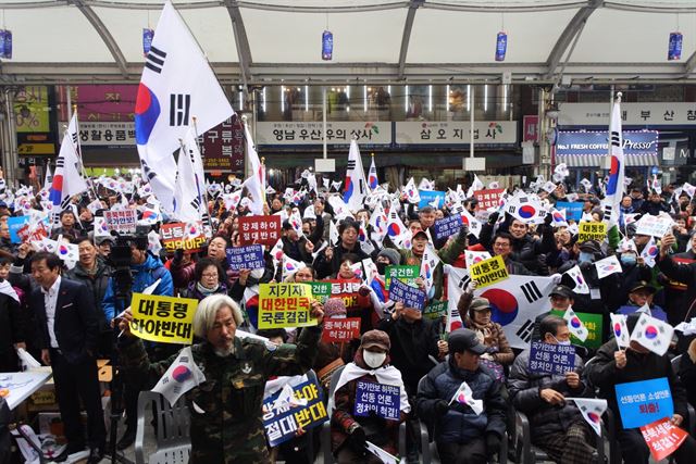 전국의 박사모 회원들이 26일 오후 대구 중구 대신동 서문시장 주차빌딩 앞에서 박근혜 대통령 하야반대 집회를 하고 있다. 배유미기자 yum@hankookilbo.com