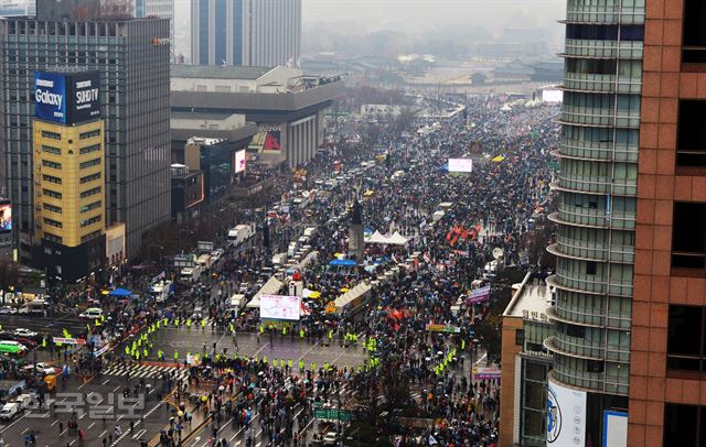 박근혜 대통령 퇴진 요구 민중총궐기 촛불집회가 열린 26일 오후 본 행사를 앞두고 많은 시민들이 서울 광화문 광장에 모이고 있다. 김주성기자 poem@hankookilbo.com