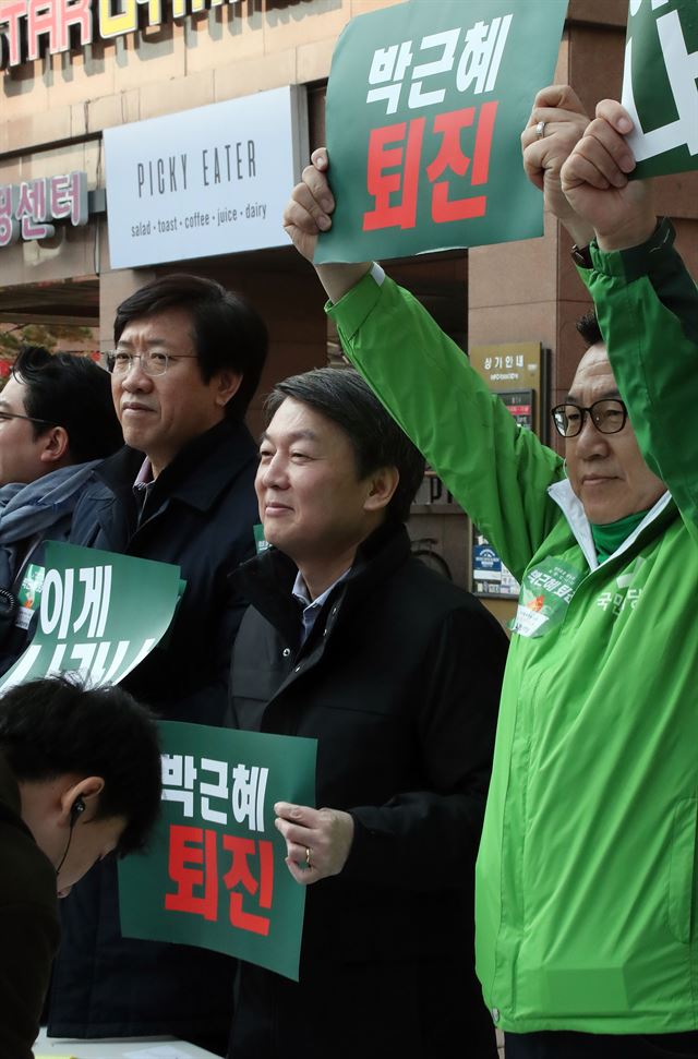 안철수(오른쪽 두 번째) 국민의당 전 공동대표가 25일 서울 마포구 도화동에서 '박근혜 대통령 퇴진' 서명운동을 벌이고 있다. 연합뉴스