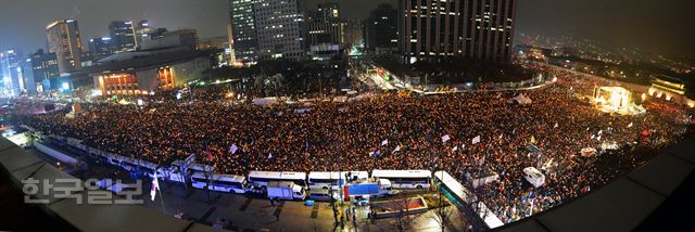 박근혜 대통령 퇴진 요구 민중총궐기 촛불집회가 열린 26일 서울 광화문 광장과 경복궁 주변으로 촛불 인파가 가득하다. 김주성기자 poem@hankookilbo.com