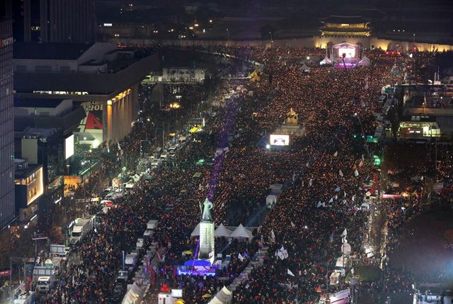 제5차 민중총궐기대회가 열린 26일 오후 서울 광화문광장에서 시민들이 촛불을 들어보이고 있다. 연합뉴스