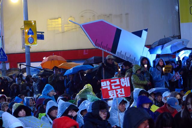 26일 오후 대구 중구 대중교통전용지구에서 열린 '내려와라 박근혜 4차 시국대회'장에 등장한 주사기 모형. 정광진기자 kjcheong@hankookilbo.com