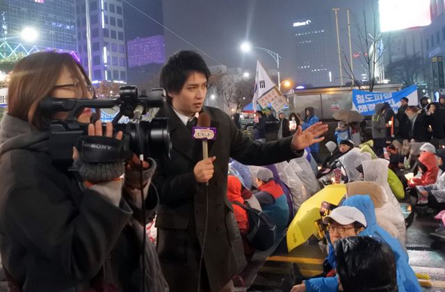 일본 TBS 방송 취재진이 26일 대구 대중교통지구에서 열린 4차 대구시국대회 장면을 취재하고 있다. 배유미기자 yum@hankookilbo.com