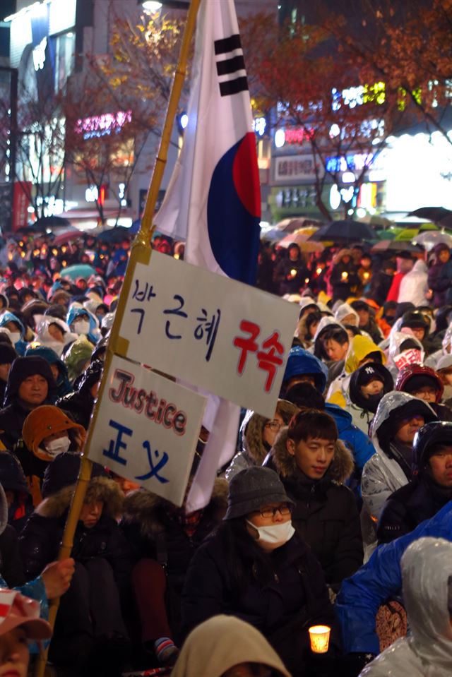 26일 오후 대구 중구 대중교통지구에서 열린 제4차 대구시국대회에서 시민들이 손에 손에 촛불을 들고 박근혜 대통령 하야를 촉구하고 있다. 정광진기자 kjcheong@hankookilbo.com