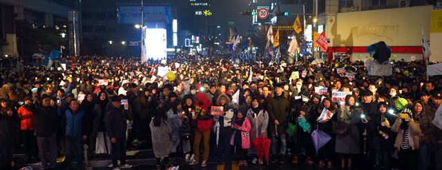 26일 오후 대구 중구 대중교통지구에서 열린 제4차 대구시국대회에서 시민들이 손에 손에 촛불을 들고 박근혜 대통령 하야를 촉구하고 있다. 정광진기자 kjcheong@hankookilbo.com