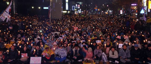 26일 오후 대구 중구 대중교통지구에서 열린 제4차 대구시국대회에서 시민들이 손에 손에 촛불을 들고 박근혜 대통령 하야를 촉구하고 있다. 윤희정기자 yooni@hankookilbo.com