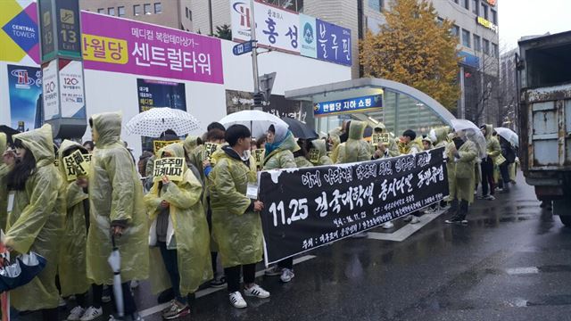 동맹휴업에 돌입한 대구교육대생들이 이날 오후 남구 대명동 캠퍼스에서 대중교통전용지구까지 행진, 4차 대구시국대회에 합류했다. 윤희정기자 yooni@hankookilbo.com