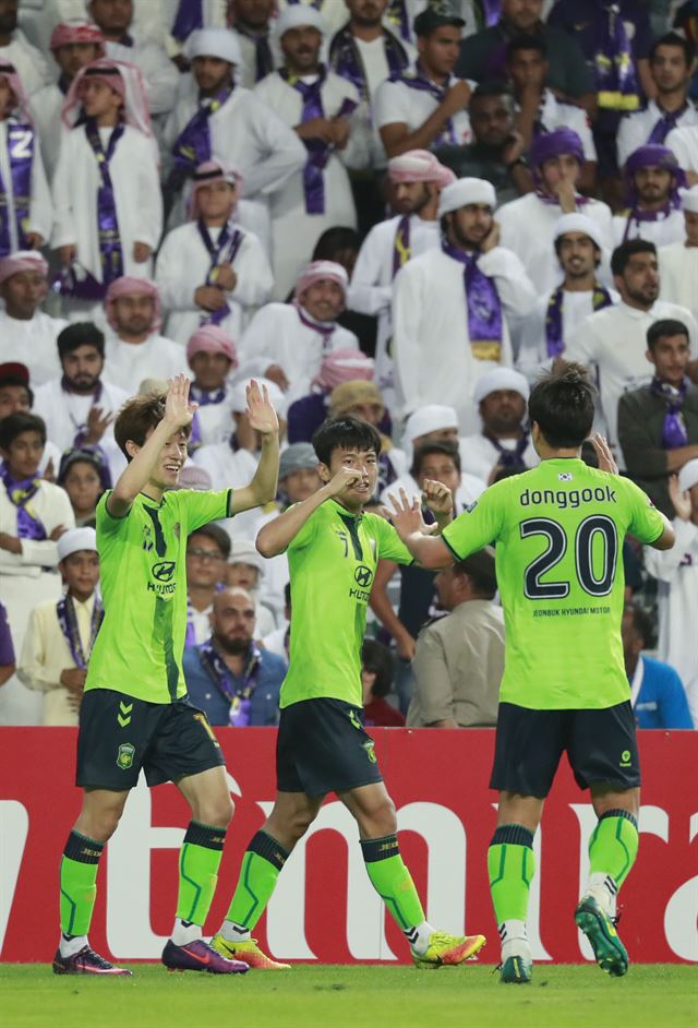 전북 한교원(가운데)이 26일 알 아인과 아시아축구연맹(AFC) 챔피언스리그 결승 2차전에서 선제골을 터뜨린 뒤 동료들과 환호하고 있다. 알 아인(UAE)=연합뉴스