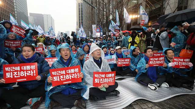 26일 오후 서울 중구 청계광장에서 열린 더불어 민주당 박근혜 대통령 퇴진 결의대회에서 박원순 서울시장(가운데) 등 참석자들이 구호를 외치고 있다. 연합뉴스