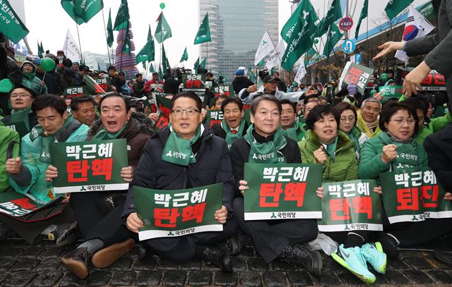 안철수(오른쪽 세번째) 전 대표와 박지원 원내대표가 등 국민의당 관계자들이 26일 오후 서울 중구 청계광장에서 열린 '박근혜 대통령 퇴진' 국민의당 당원 보고대회에 참석, 구호를 외치고 있다. 연합뉴스