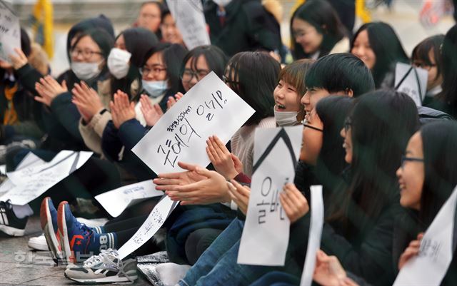 한국사교과서 국정화에 반대하는 중고등학생들이 27일 서울 세종로 사거리에 모여 국정화 반대 집회를 갖고 있다. 김주성기자 poem@hankookilbo.com