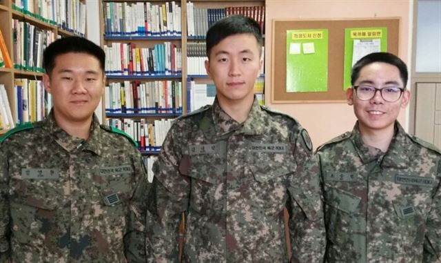 해안경계작전 중 민간인을 구조한 31사단 김영천 병장(왼쪽부터), 김덕일 하사, 오승민 상병. 육군 제공