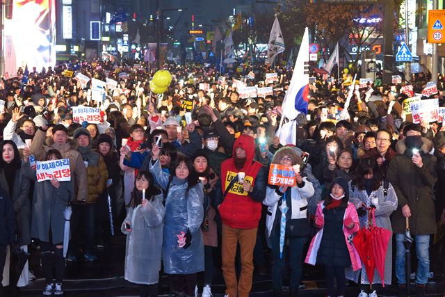 26일 오후 대구 중구 대중교통지구에서 열린 제4차 대구시국대회에서 시민들이 손에손에 촛불을 들고 박근혜 대통령 하야를 촉구하고 있다. 정광진기자 kjcheong@hankookilbo.com