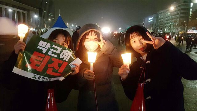 비선실세의 국정농단을 보며 ‘부끄럽지 않은 어른이 되고 싶어’ 26일 거리로 나선 중학교 3학년 친구인 이지윤(왼쪽부터) 윤선하 이진양. 한소범 기자