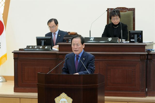 김영석 영천시장이 2017년 예산안 시정연설을 하고 있다