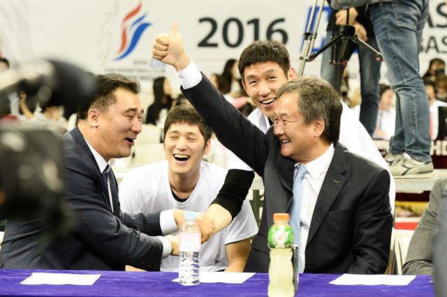 유재학 남자 프로농구 모비스 감독이 1순위 지명권을 얻자 엄지손가락을 치켜세우고 있다. KBL 제공