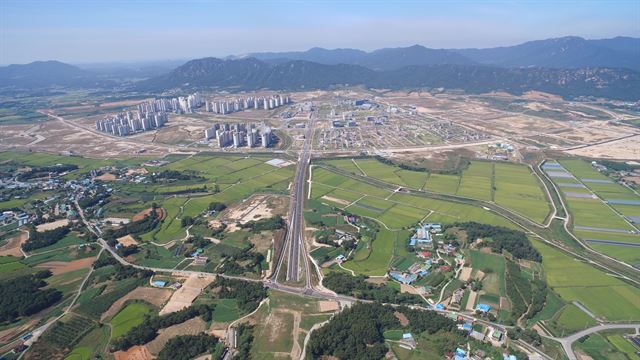 축사에 둘러싸인 내포신도시. 심각한 축산악취로 신도시를 떠나는 주민이 늘면서 악취저감대책이 현안으로 떠올랐다. 충남도청 제공