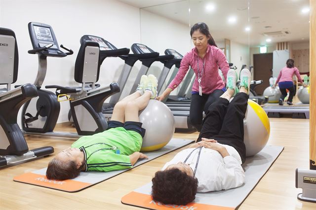 암 환자들이 국내 유일의 암 전문 교육기관인 국제성모병원 암치유교육센터에서 운동치료를 하고 있다. 국제성모병원 제공