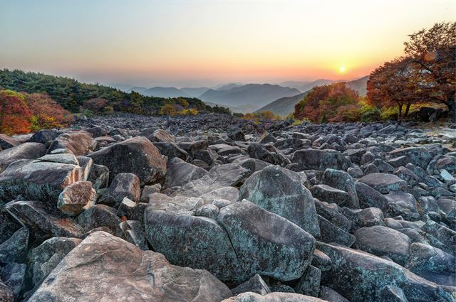 경남 밀양시 삼랑진읍 용전리의 산골 끝자락에 만어사(萬魚寺)의 늦가을 풍경도 저무는 해와 함께 사라져가고 있다. 이 절은 부처님의 설법에 이끌려 산을 찾은 바다 용왕의 아들이 돌로 변했다는 미륵암과 그를 따르던 물고기가 역시 돌이 된 만어석 전설이 내려온다. 왕태석기자 kingwang@hankookilbo.com