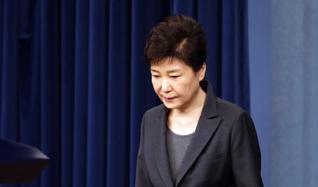 박근혜 대통령이 지난 4일 오전 청와대에서 대국민 담화를 발표하기 위해 입장하고 있다. 고영권 기자