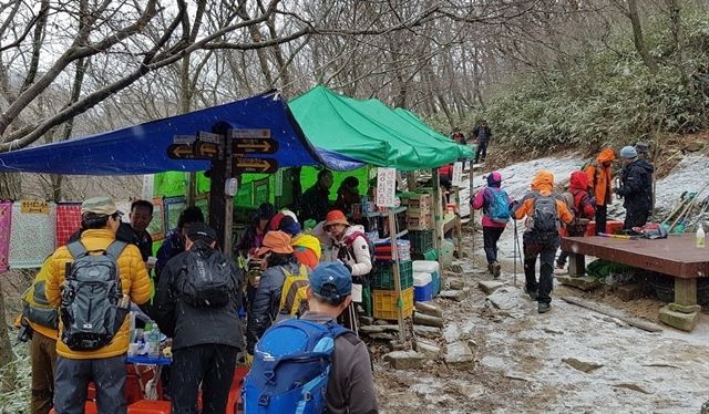 전북 완주군과 충남 논산시 지역에 걸쳐 있는 대둔산 도립공원 산 정상에 설치된 무허가 시설물에서 술과 음식이 불법 판매되고 있으나 지자체들의 단속 떠넘기기로 수십 년째 방치되고 있다.