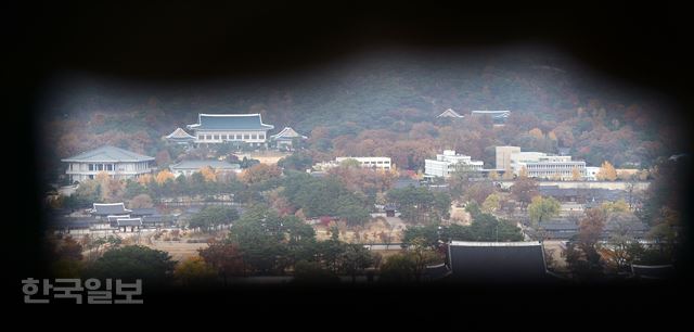 멀리 보이는 청와대 전경. 한국일보 자료사진.