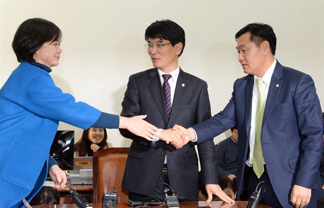 28일 국회에서 야3당 원내수석부대표가 박근혜 대통령 탄핵 소추 단일안 마련을 위해 인사하고 있다. 왼쪽부터 정의당 이정미, 더불어민주당 박완주, 국민의당 김관영 원내수석부대표. 오대근기자 inliner@hankookilbo.com