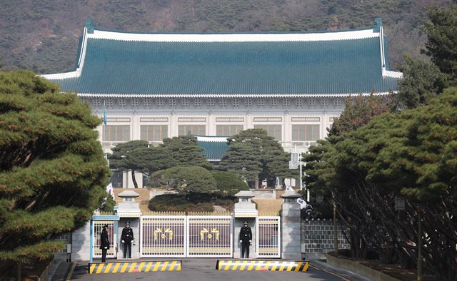 28일 청와대 정문(일명 11문) 앞에서 경찰이 근무를 서고 있다. 연합뉴스