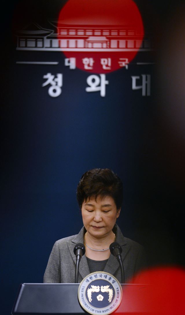 박근혜 대통령이 29일 청와대 춘추관에 제 3차 대국민담화를 발표하고 있다. 박 대통령은 이자리에서 '여야 정치권이 논의하여 국정의 혼란과 공백을 최소화하고 안정되게 정권을 이양할 수 있는 방안을 만들어주시면 그 일정과 법절차에 따라 대통령직에서 물러나겠다”고 밝혔다. 고영권기자.