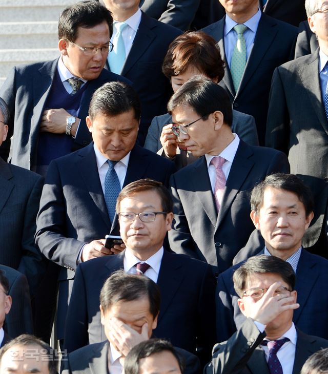 [저작권 한국일보]김현웅 법무장관 이임식이 열린 29일 오후 경기 과천시 과천정부청사에서 기념촬영을 하기 위해 모인 검찰간부들이 스마트폰으로 박근혜 대통령의 담화를 보고 있다. 과천=홍인기 기자