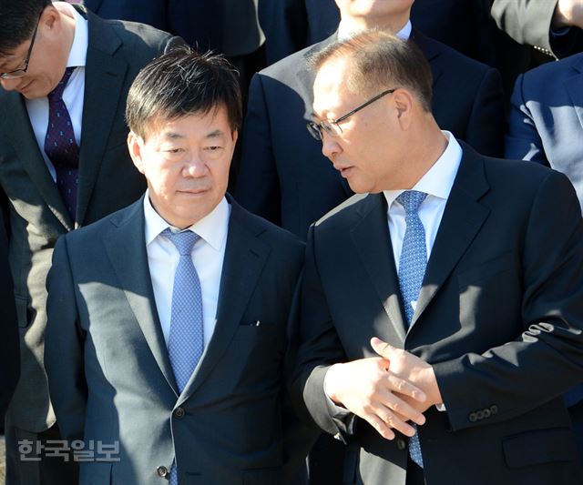 [저작권 한국일보]김현웅 법무장관 이임식이 열린 29일 오후 경기 과천시 과천정부청사에서 기념촬영을 하기 위해 모인 자리에서 이영렬 서울중앙지검장과 박성재 서울고검장이 이야기를 나누고 있다. 과천=홍인기 기자