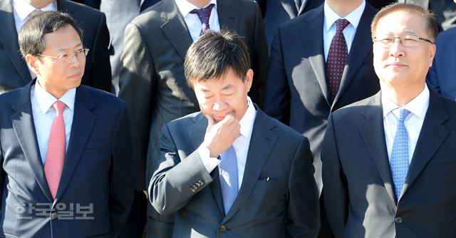 [저작권 한국일보]김현웅 법무장관 이임식이 열린 29일 오후 경기 과천시 과천정부청사에서 기념촬영을 하기 위해 모인 자리에 이영렬 서울중앙지검장이 생각에 잠겨 있다. 과천=홍인기 기자