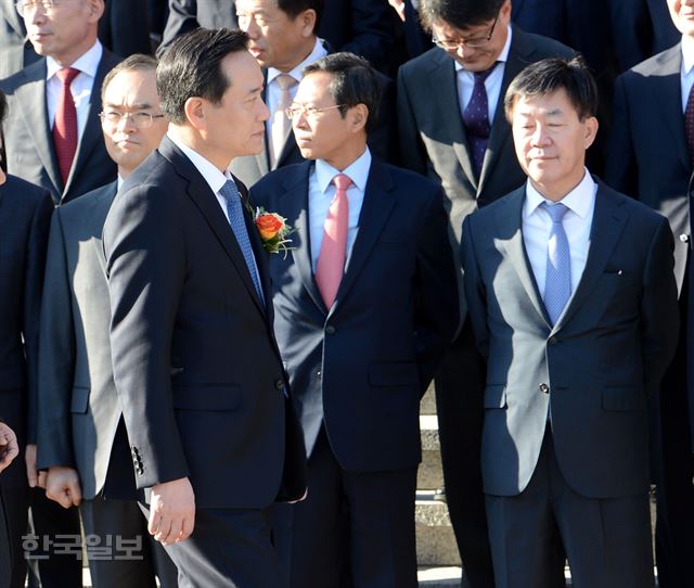 [저작권 한국일보]김현웅 법무장관 이임식이 열린 29일 오후 경기 과천시 과천정부청사에서 김장관이 기념촬영을 하기 위해 자리로 이동하고 있다. 과천=홍인기 기자