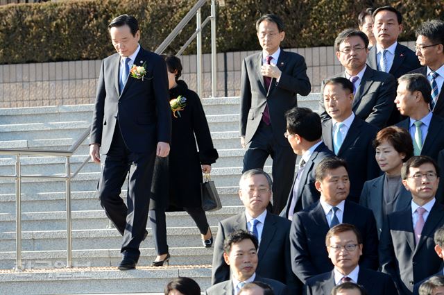 [저작권 한국일보]김현웅 법무장관 이임식이 열린 29일 오후 경기 과천시 과천정부청사에서 김장관이 기념촬영을 하기 위해 자리로 이동하고 있다. 과천=홍인기 기자