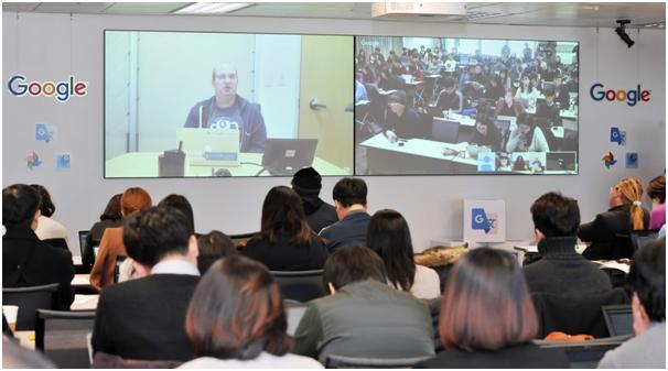 29일 서울 역삼동 구글코리아 본사에서 열린 ‘AI 혁신의 시대: 구글 포토와 구글 번역’ 간담회에서 미국 샌프란시스코 구글 본사의 투로프스키 구글 번역 관리 총괄이 화상으로 연결해 AI가 접목된 구글 번역 서비스를 설명하고 있다. 구글 제공