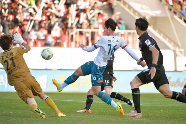 지난 20일 경기 성남시 탄천종합운동장에서 열린 K리그 성남FC와 강원FC 승강플레이오프 2차전에서 전반 42분 강원 한석종(가운데)이 선제골을 터뜨리고 있다. 강원FC 제공