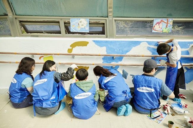 삼성화재 임직원과 가족들이 10월 8일 장애인 특수교육기관인 서울정진학교를 방문해 벽화를 그리고 있다.