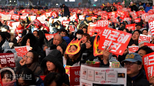 박근혜 대통령 퇴진 요구 민중총궐기 촛불집회가 열린 26일 서울 광화문광자에서 참석자들이 퇴진 요구 구호를 외치고 있다. 김주성 기자