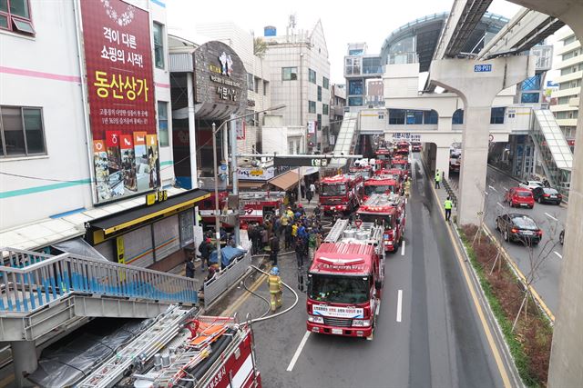 30일 오전 2시부터 화재가 발생한 대구 서문시장에서 오전 9시까지도 계속 연기가 나고 있다. 대구=정광진기자