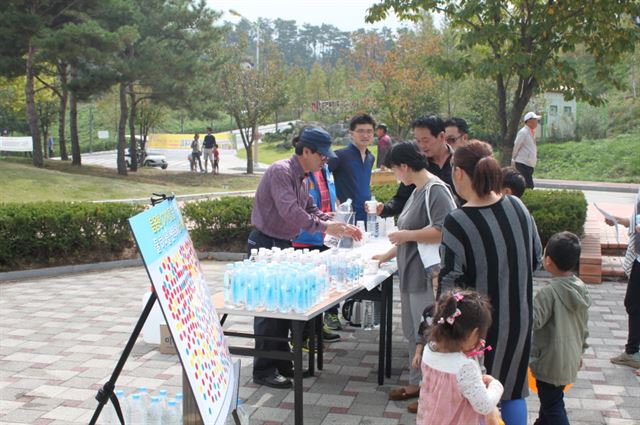 시민들이 수돗물 시음행사장에서 맛있는 물을 고르고 있다. 경기도 제공