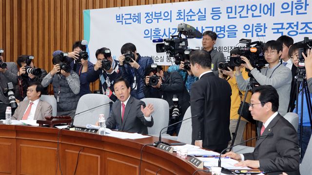 30일 국회에서 열린 '박근혜 정부의 최순실 등 민간인에 의한 국정농단 의혹 사건 진상 규명을 위한 국정조사 특별위원회' 전체회의에서 검찰총장 불출석을 놓고 김성태 위원장과 더불어민주당 박범계 간사 등 야당 의원들이 공방을 벌이고 있다. 연합뉴스