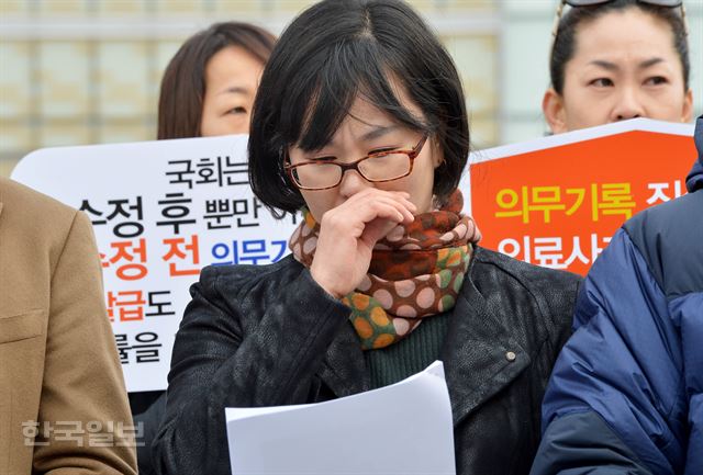 한국환자단체연합회가 30일 서울 세브란스병원 앞에서 연 '의료사고 은폐행위 규탄 및 진료기록부 조작 방지 대책 마련 촉구 기자회견'에서 고 전예강 양의 어머니가 눈물을 흘리고 있다. 김주성 기자 poem@hankookilbo.com