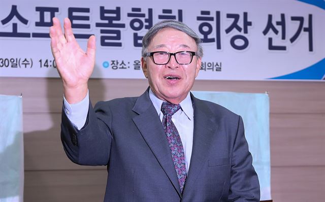 김응용 감독이 30일 서울 송파구 방이동 서울올림픽파크텔에서 열린 대한야구소프트볼협회장 선거에서 초대 회장으로 선출된 뒤 당선인사를 하고 있다. 연합뉴스