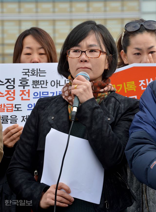 고 전예강양의 어머니 최윤주씨가 30일 오전 서울 서대문구 세브란스병원 앞에서 열린 '진실규명 은폐행위 규탄 및 의무기록 조작 방지 대책 마련 촉구' 기자회견에서 발언을 하고 있다. 예강양이 살아있다면 이날 11번째 생일을 맞았을 것이다. 김주성 기자 poem@hankookilbo.com