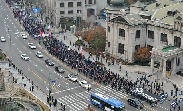 민주노총 조합원들이 30일 서울광장에서 박근혜 대통령 퇴진 요구 총파업 집회를 마친 후 남대문로 일대를 행진하고 있다. 김주성 기자