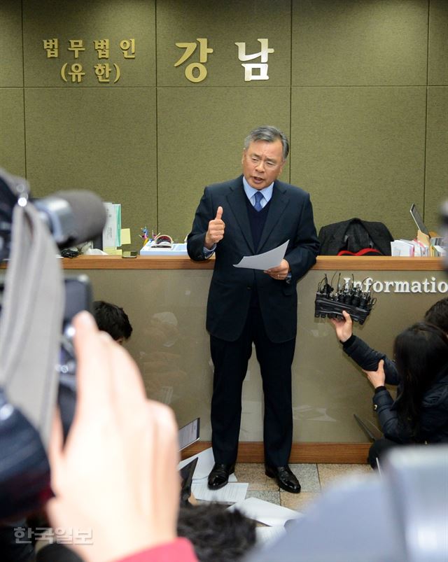 최순실 국정농단 특별검사로 임명된 박영수 변호사가 30일 오후 서울 서초구 사무실에서 기자회견을 하고 있다. 홍인기 기자