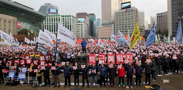 30일 서울광장에서 민주노총 주최로 박근혜 대통령 퇴진 요구 총파업 집회가 열리고 있다. 김주성기자